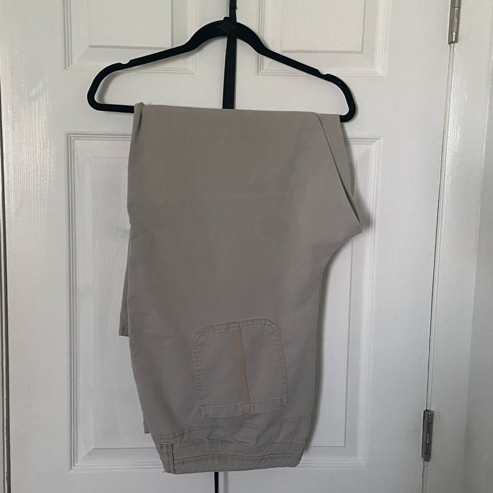 Catherine’s 26W khaki pants to go with anything👍